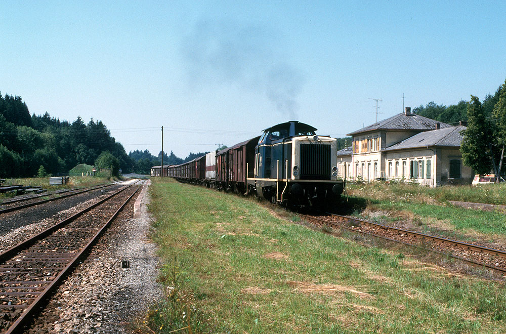https://www.eisenbahnfotograf.de/datei/August 1986/1240242 DB 212193 Schwackenreute 7.8.86.jpg